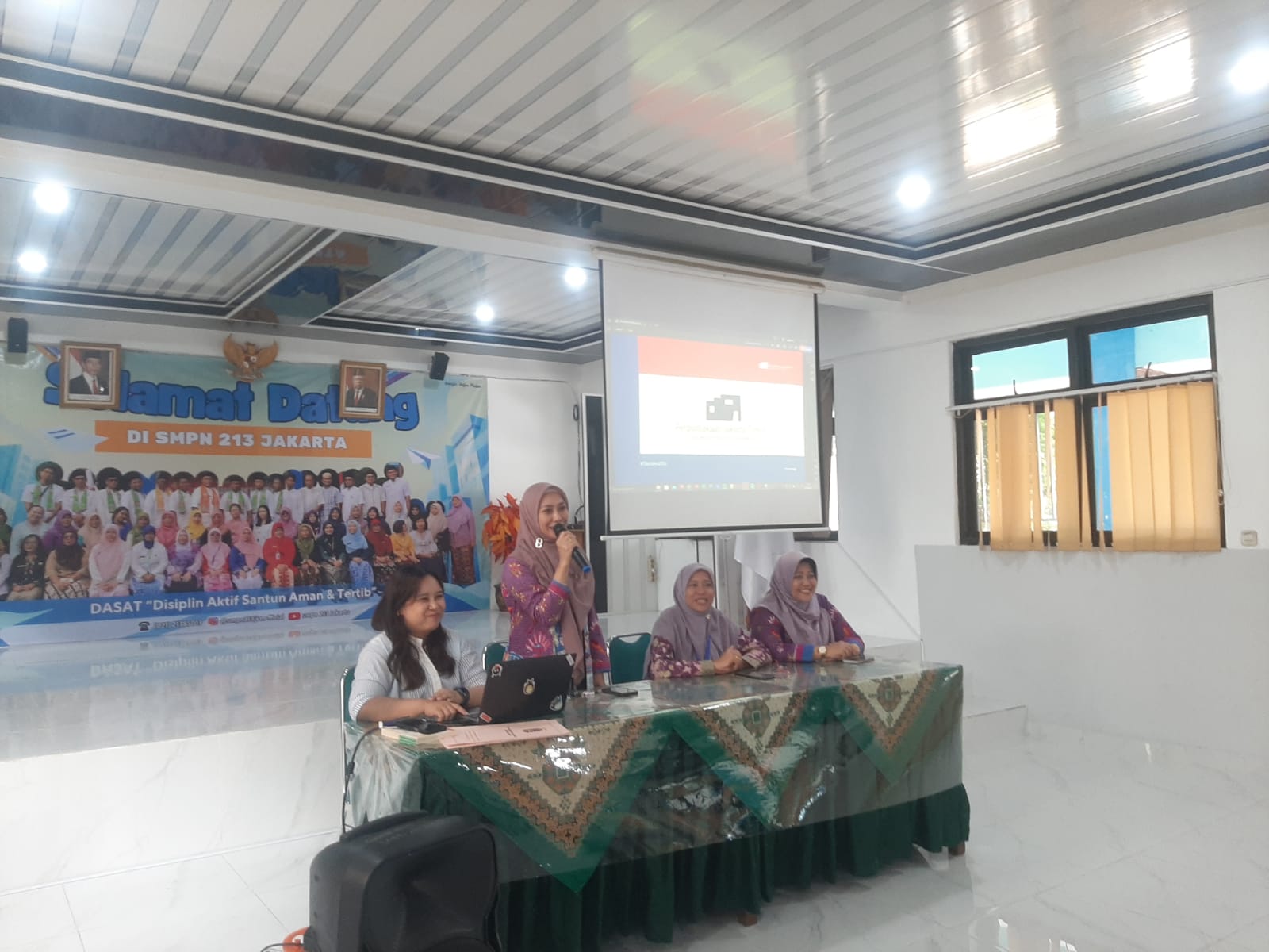 Roadshow Workshop Membaca Di SMP Negeri 213 Jakarta